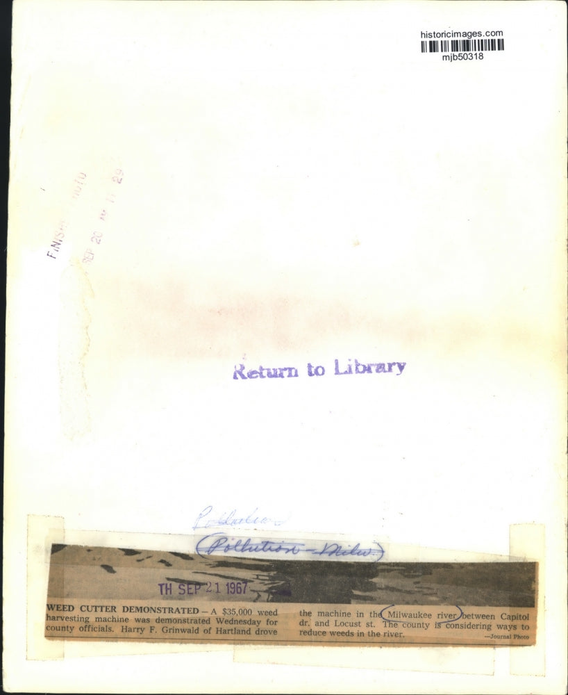 1967 Press Photo Harry F Grinwald Demonstrated Weed Cutter in Milwaukee River