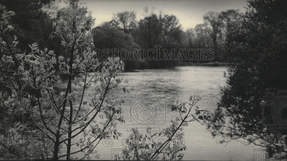 1974 Press Photo Non-point pollution along the Milwaukee River - mjb50325