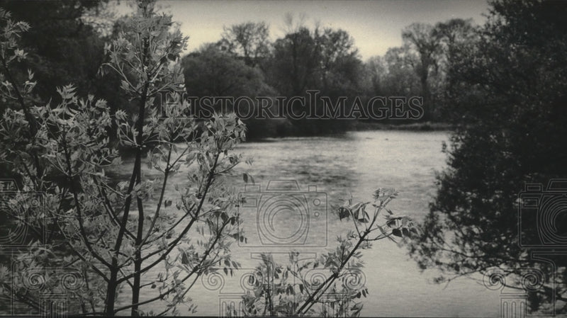 Load image into Gallery viewer, 1974 Press Photo Non-point pollution along the Milwaukee River - mjb50325
