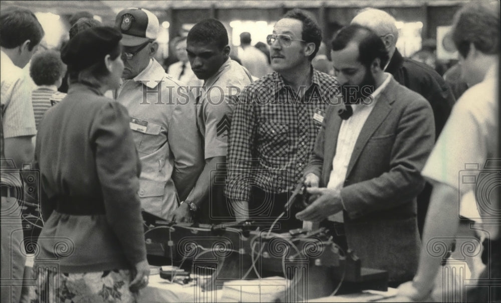 1984 Press Photo Visitors at the National Rifle Association Convention - Historic Images