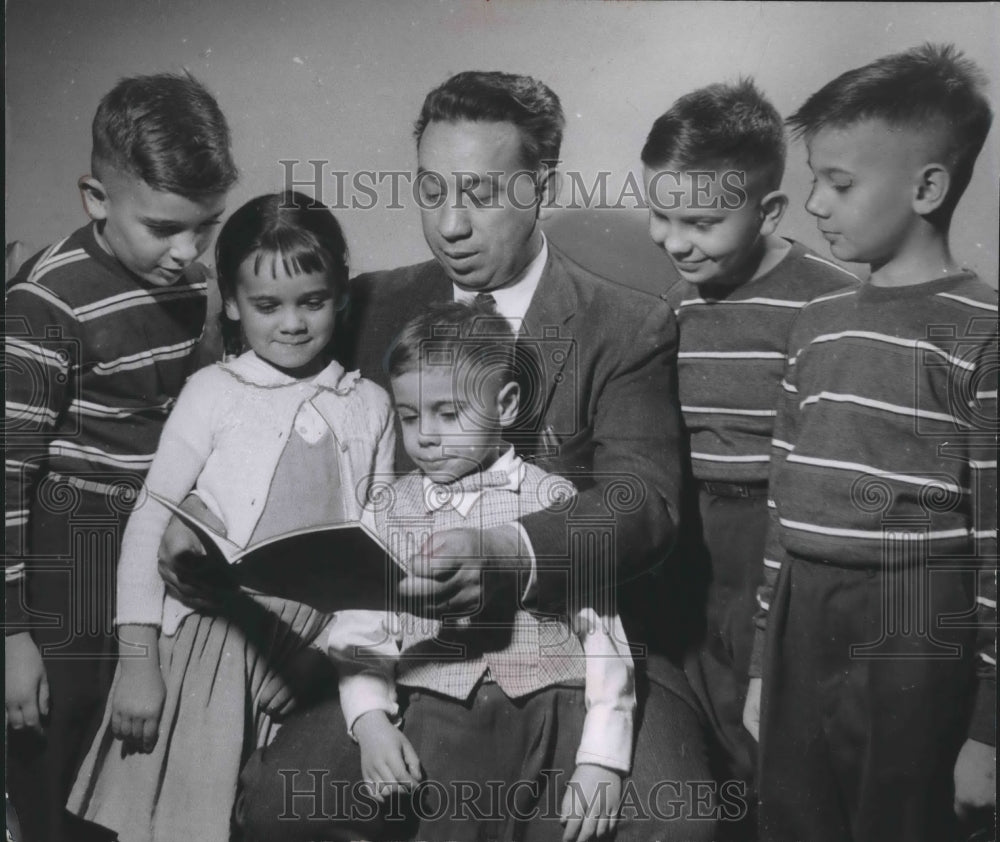 1957 Press Photo Milwaukee Assemblyman. David R. Mogilka and family - mjb50445