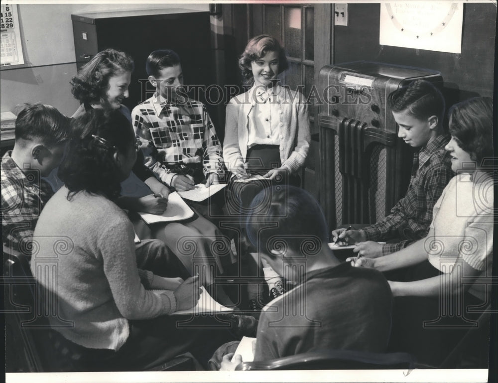 1952 Press Photo Nicholson School Pupils Take Notes On Current Events With Radio- Historic Images