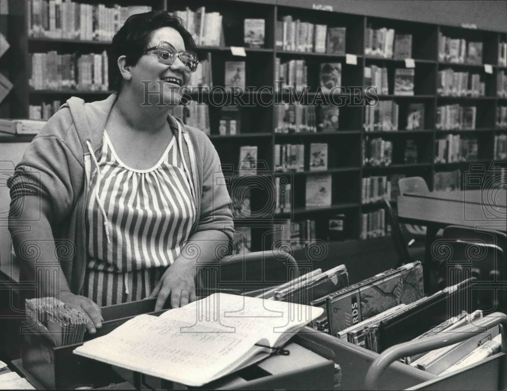 1985 Press Photo Rosa Gonzalez jokes at Milwaukee library where she volunteers- Historic Images