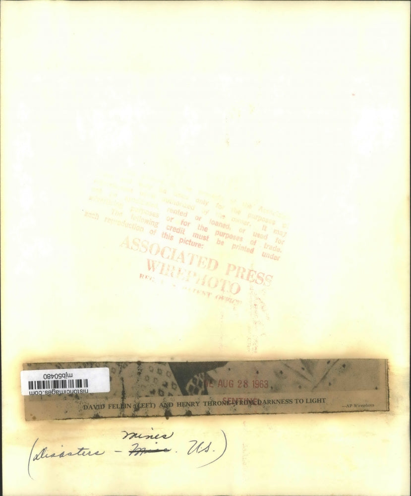 1963 Press Photo David Fellin and Henry Throne light up a cigar in Pennsylvania