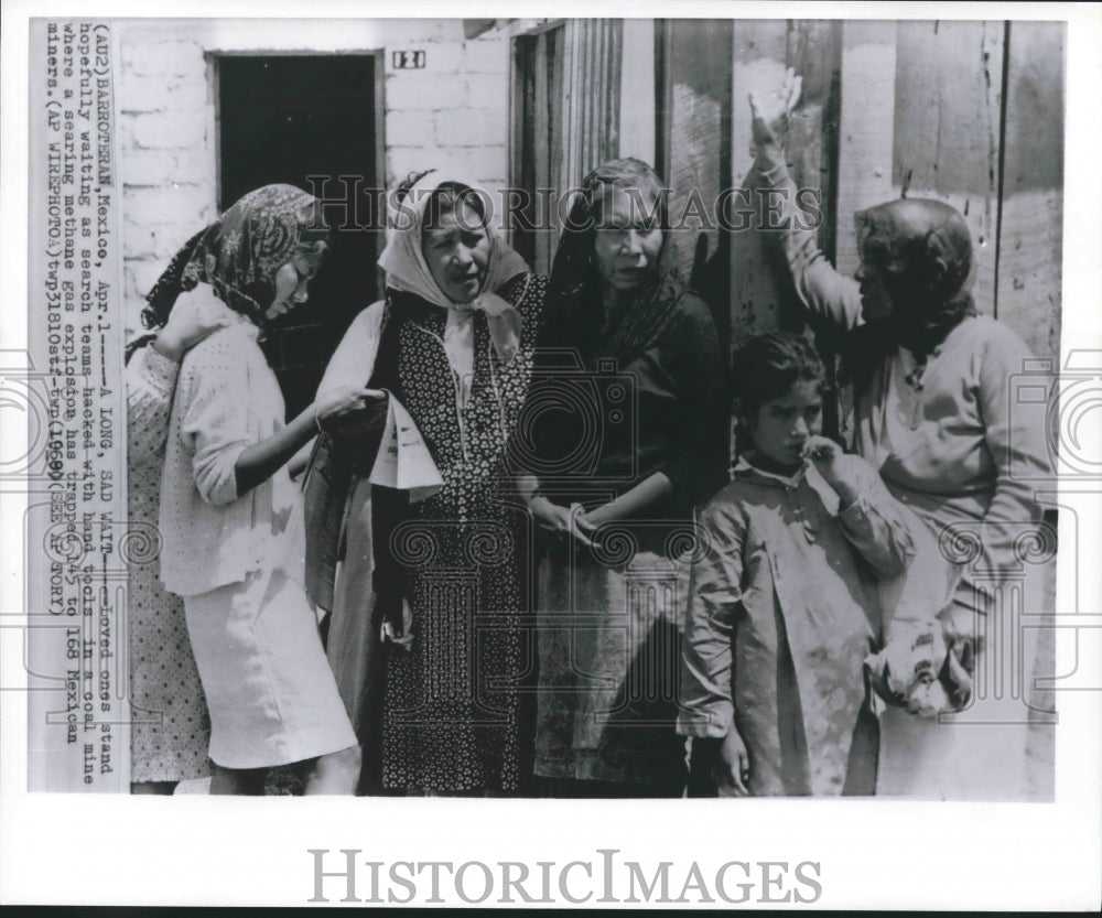 1969 Press Photo Loved Ones Wait As Miners Are Hopefully Rescued In Mexico