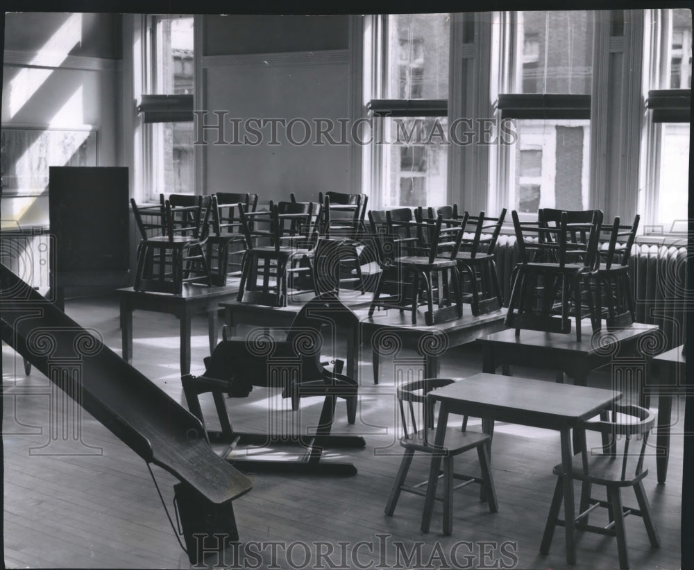 1955 Press Photo Empty kindergarten classroom in Milwaukee School building- Historic Images