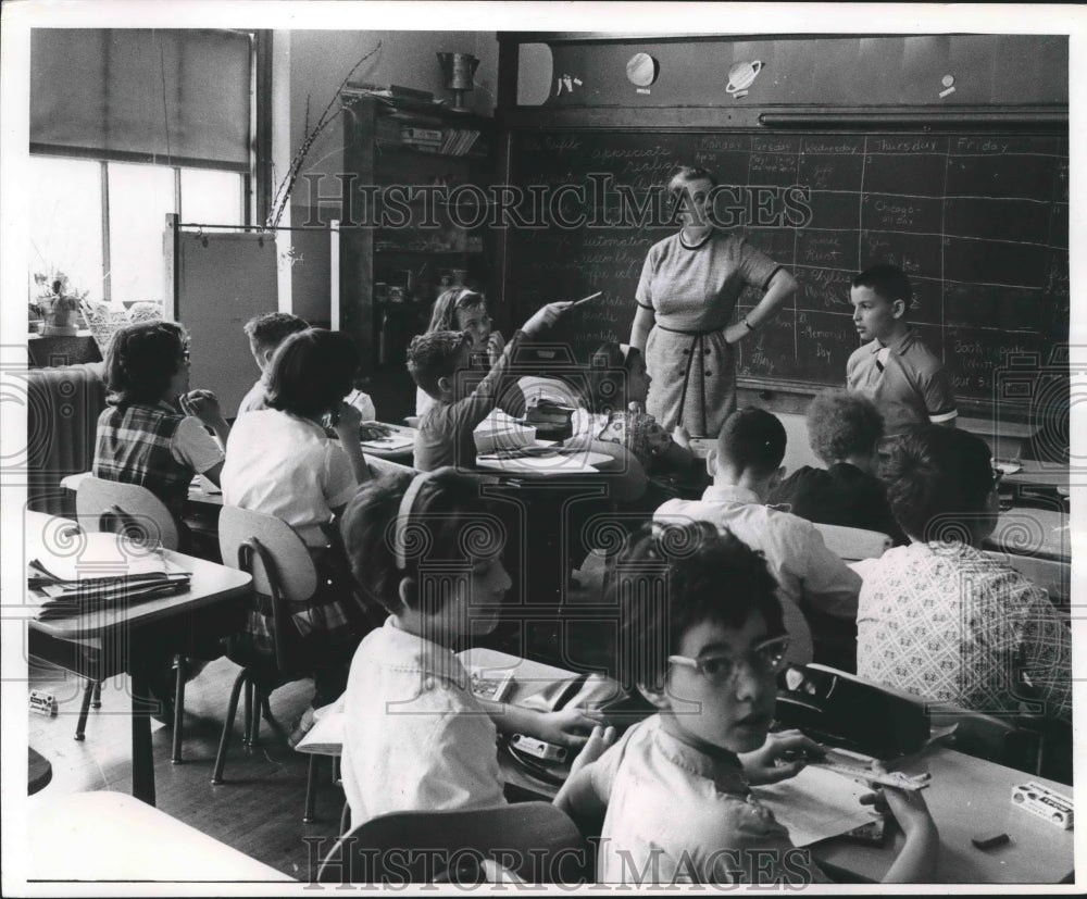 1962 Press Photo Louise Burgess&#39; 5th grade class at Sherman School in Milwaukee.- Historic Images