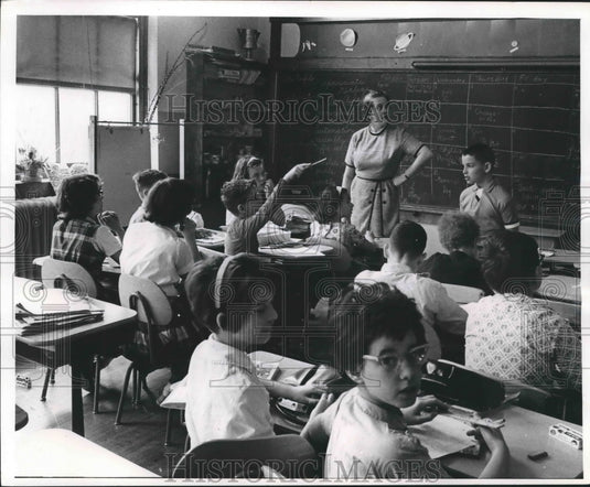 1962 Press Photo Louise Burgess' 5th grade class at Sherman School in Milwaukee.- Historic Images