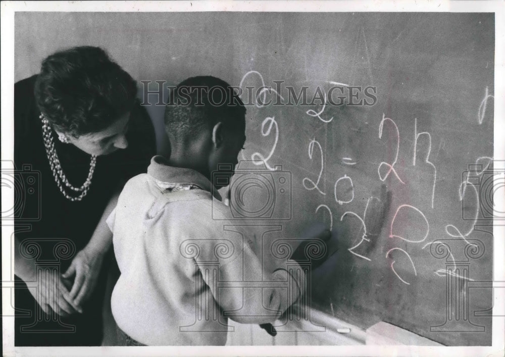1961 Press Photo Mrs. Marguerite Stangel helped John Williams, Milwaukee schools