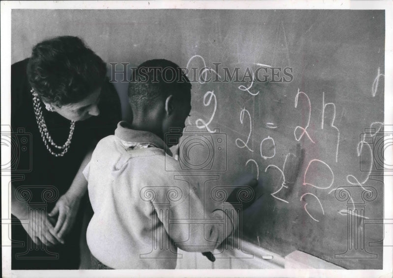 Load image into Gallery viewer, 1961 Press Photo Mrs. Marguerite Stangel helped John Williams, Milwaukee schools
