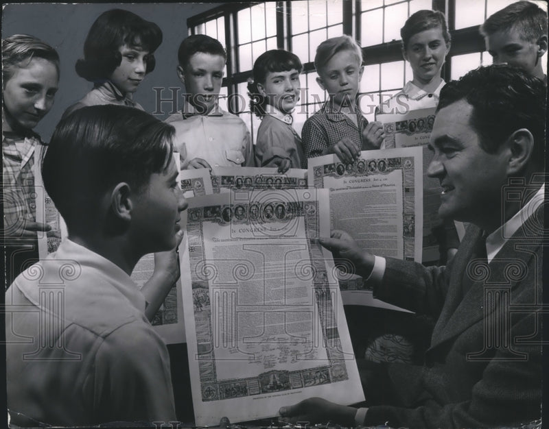 Load image into Gallery viewer, 1964 Press Photo History lesson for Milwaukee's Wisconsin Avenue students
