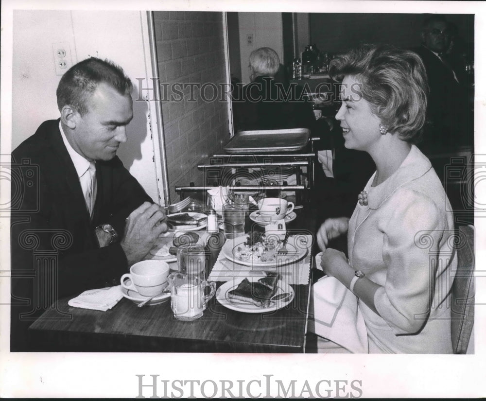 1963 Press Photo Dodger outfielder Wally Moon at breakfast with wife Betty- Historic Images