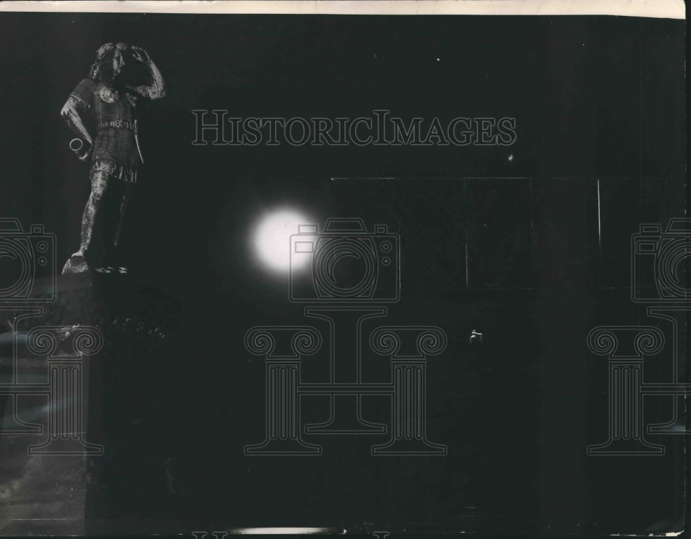 1935 Press Photo moonlight on statue on pedestal in Juneau park in Milwaukee- Historic Images