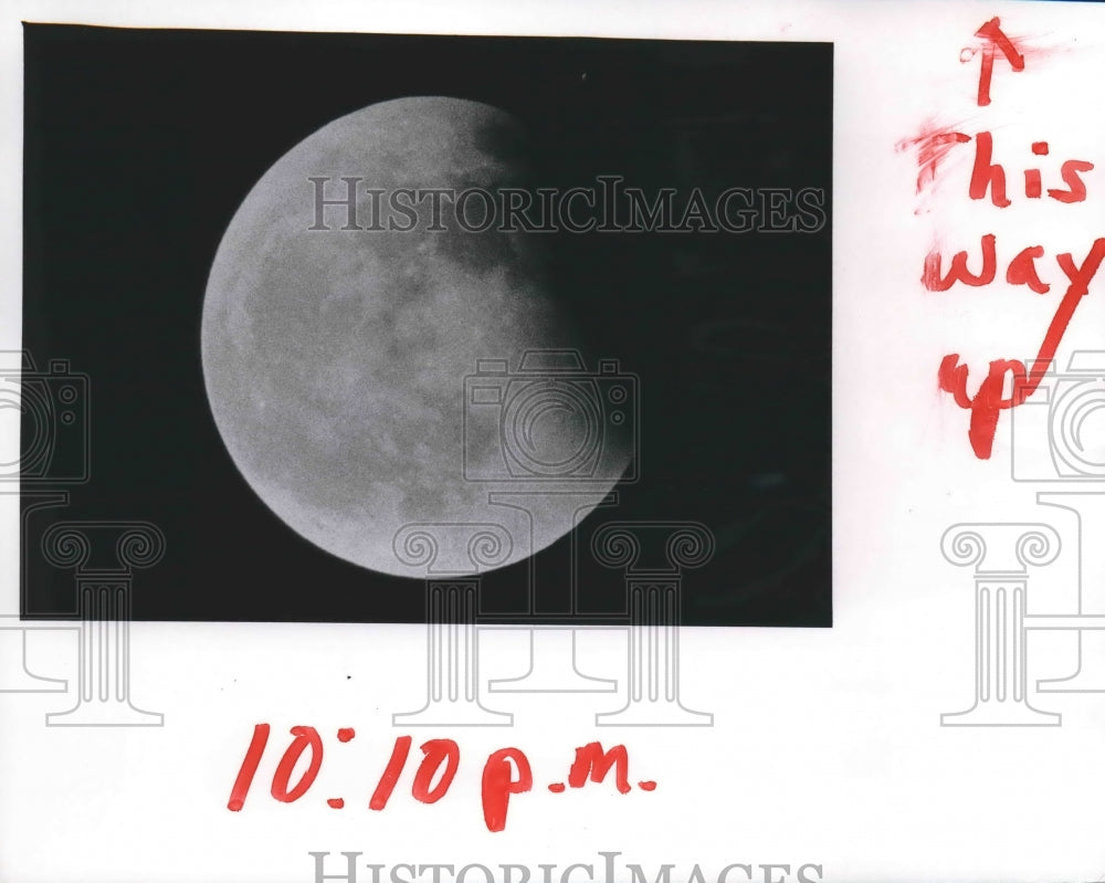 1964 Press Photo lunar eclipse on cloudless sky in Milwaukee Wisconsin