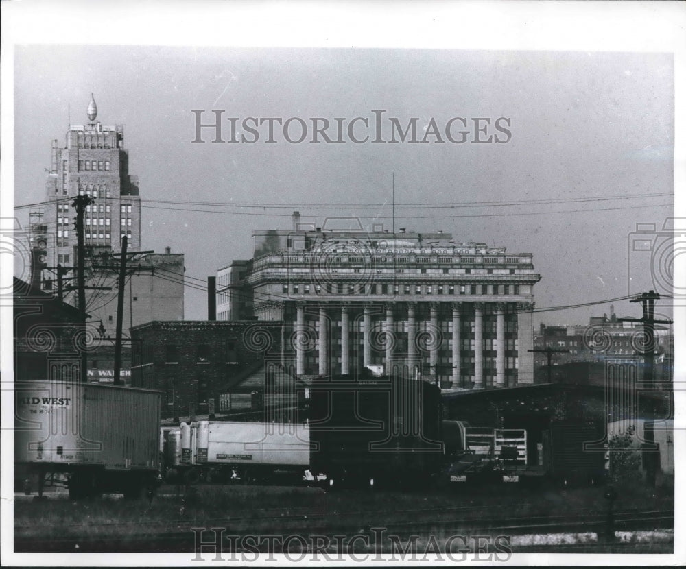 1959 Press Photo Milwaukee skyline of Mutual Life Insurance Company building