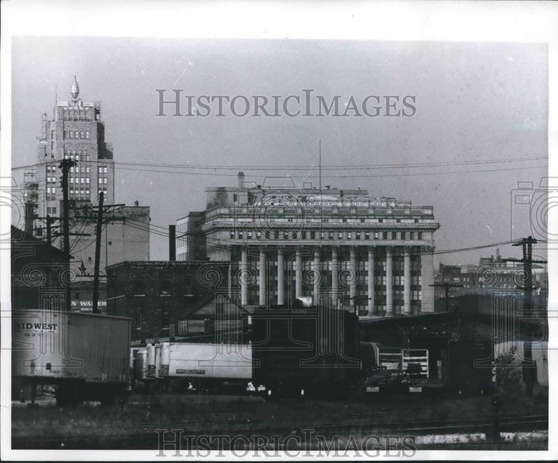 Load image into Gallery viewer, 1959 Press Photo Milwaukee skyline of Mutual Life Insurance Company building
