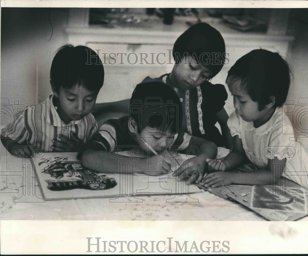 1975 Press Photo school children at the Thu Trung Le Home play with new supplies
