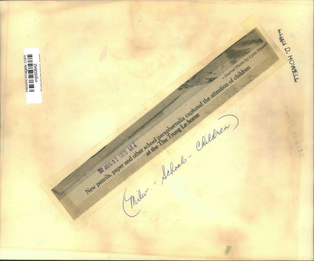 1975 Press Photo school children at the Thu Trung Le Home play with new supplies