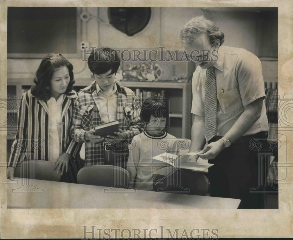 1975 Press Photo Milwaukee School children in english class with Lawrence Bell