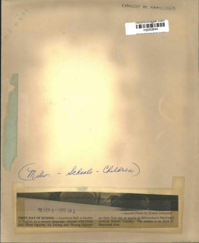 1975 Press Photo Milwaukee School children in english class with Lawrence Bell