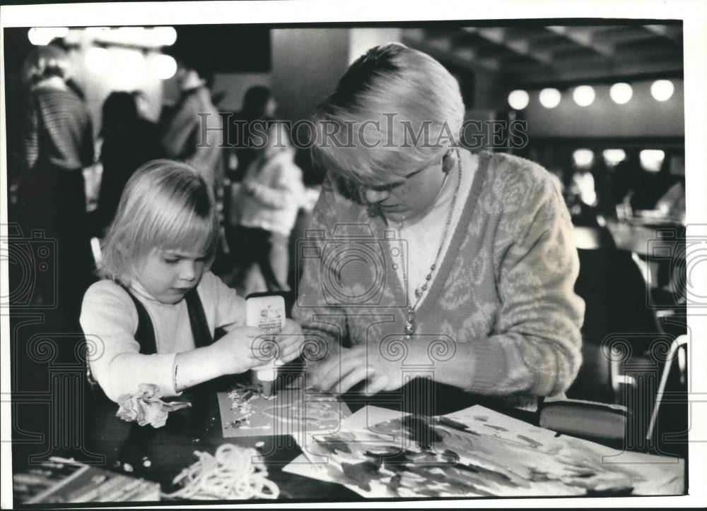 1991 Press Photo Lindsay Hayward creates art at the Milwaukee Art Museum - Historic Images