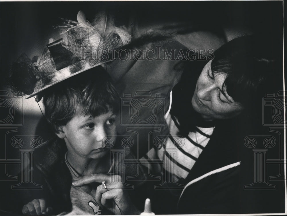 1991 Press Photo Nathan models a hat his mother made at the Milwaukee Art Museum- Historic Images