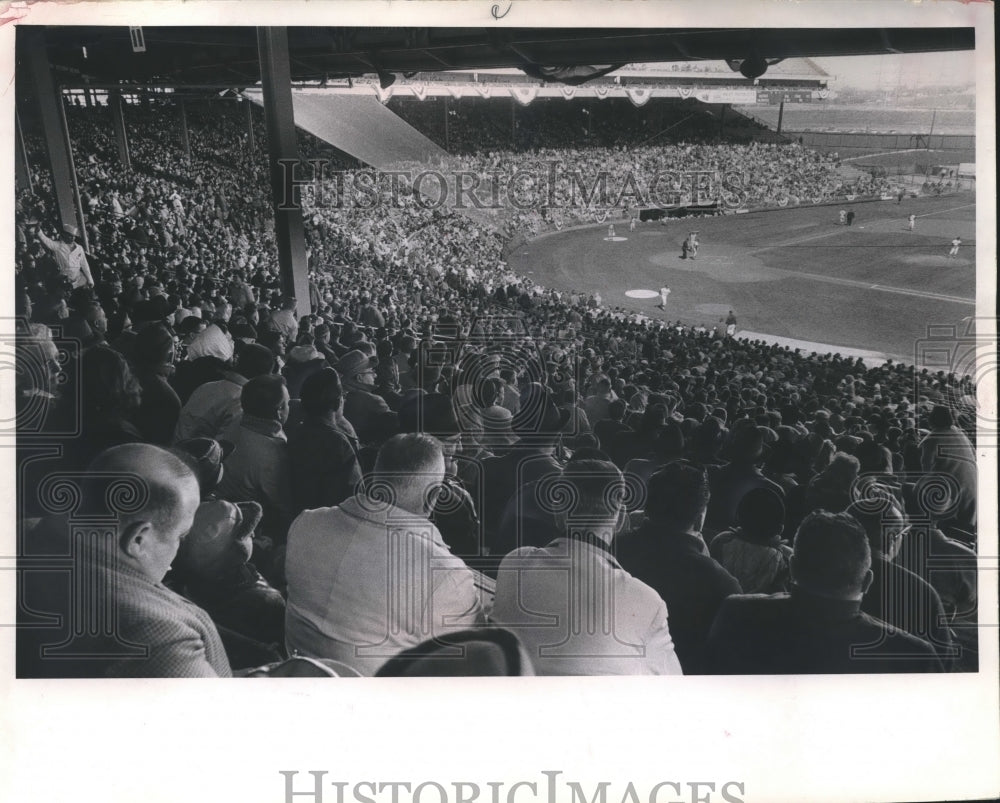 1983 Press Photo Fans watch a Braves game at Milwaukee Stadium - mjb51149- Historic Images