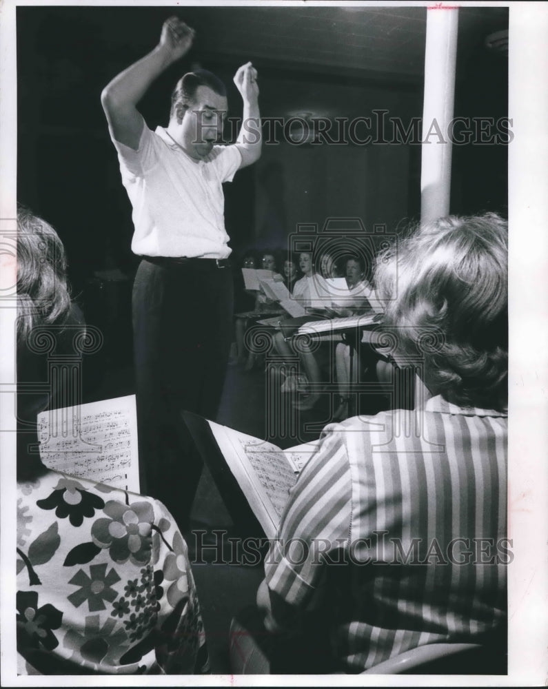 1963 Press Photo Conductor Donald Mohr at Milwaukee Acappella Choristers concert