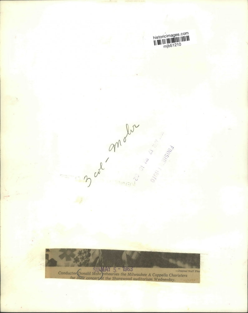 1963 Press Photo Conductor Donald Mohr at Milwaukee Acappella Choristers concert