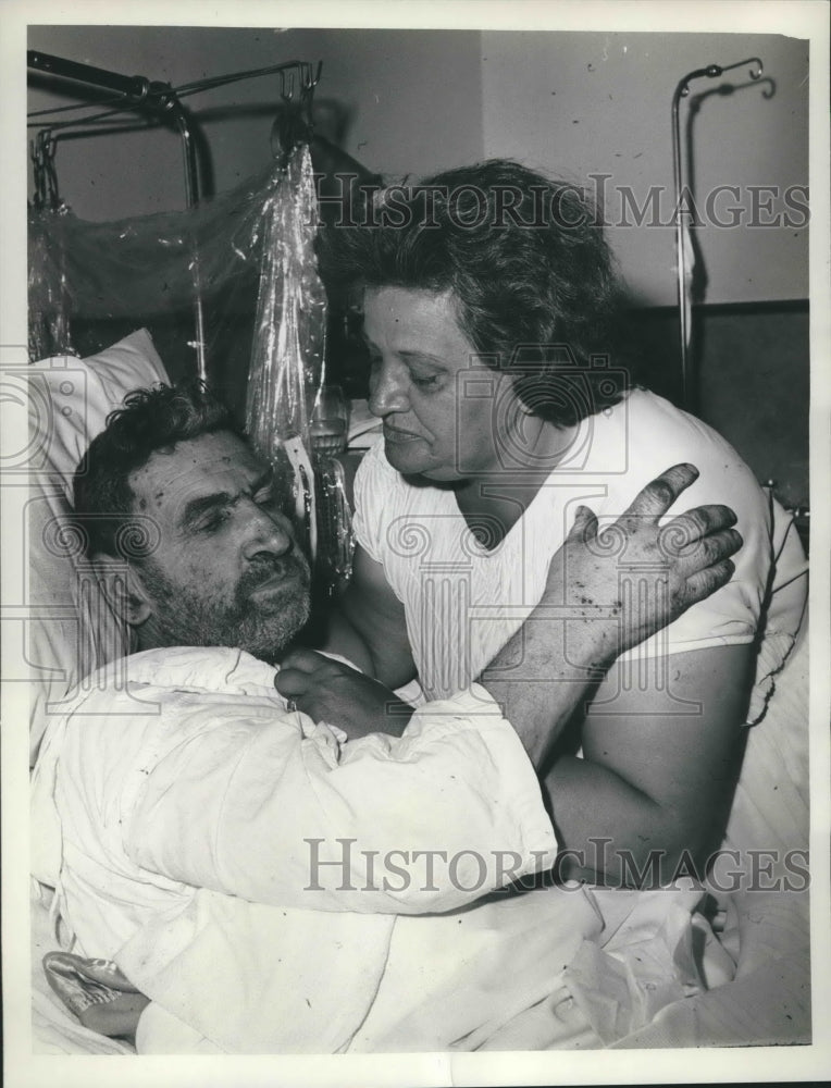 Load image into Gallery viewer, 1964 Press Photo Hazelton PA mine cave in survivor David Fellin &amp; wife
