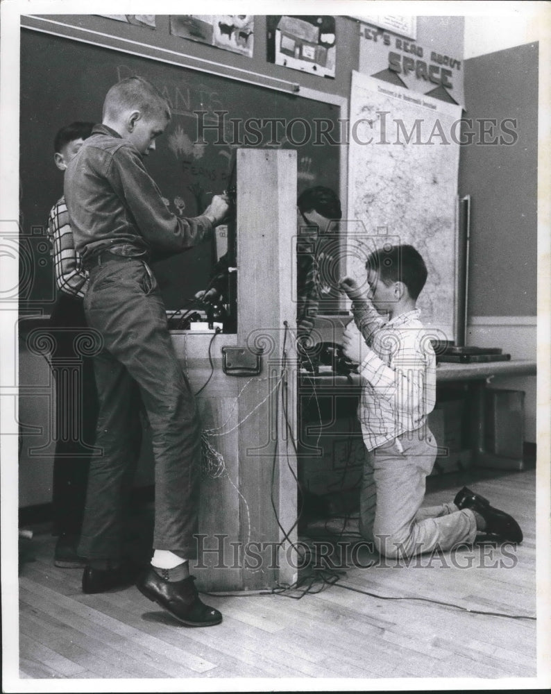 Load image into Gallery viewer, 1962 Press Photo Milwaukee Manitoba class students' switchboard science project
