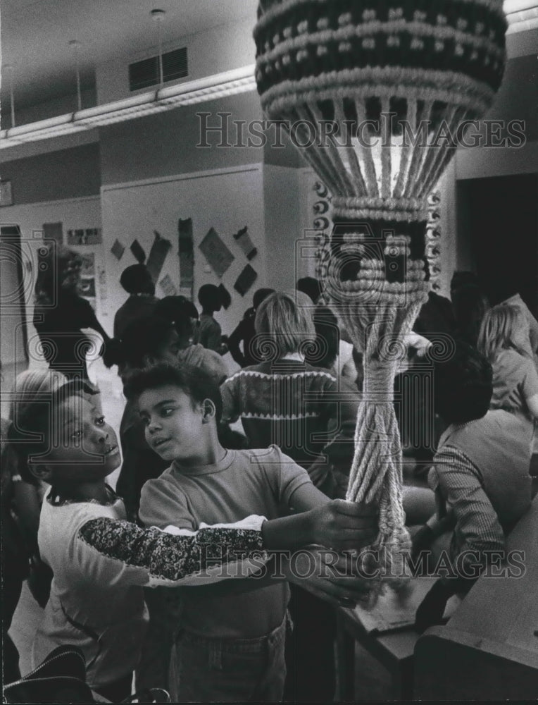 Load image into Gallery viewer, 1977 Press Photo Jean &amp; Reshawn McKinley at Elm Creative Arts School, Milwaukee
