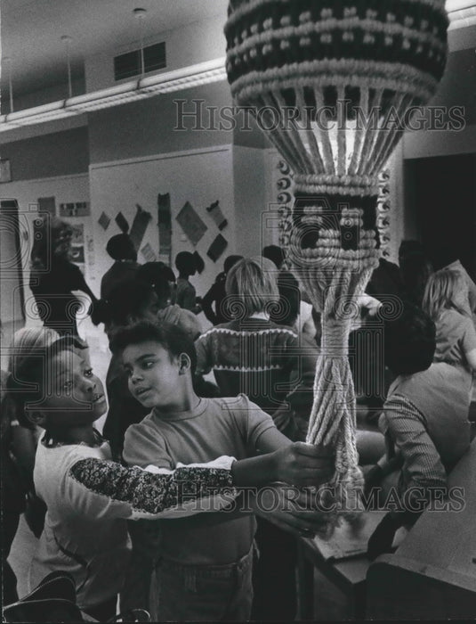 1977 Press Photo Jean & Reshawn McKinley at Elm Creative Arts School, Milwaukee