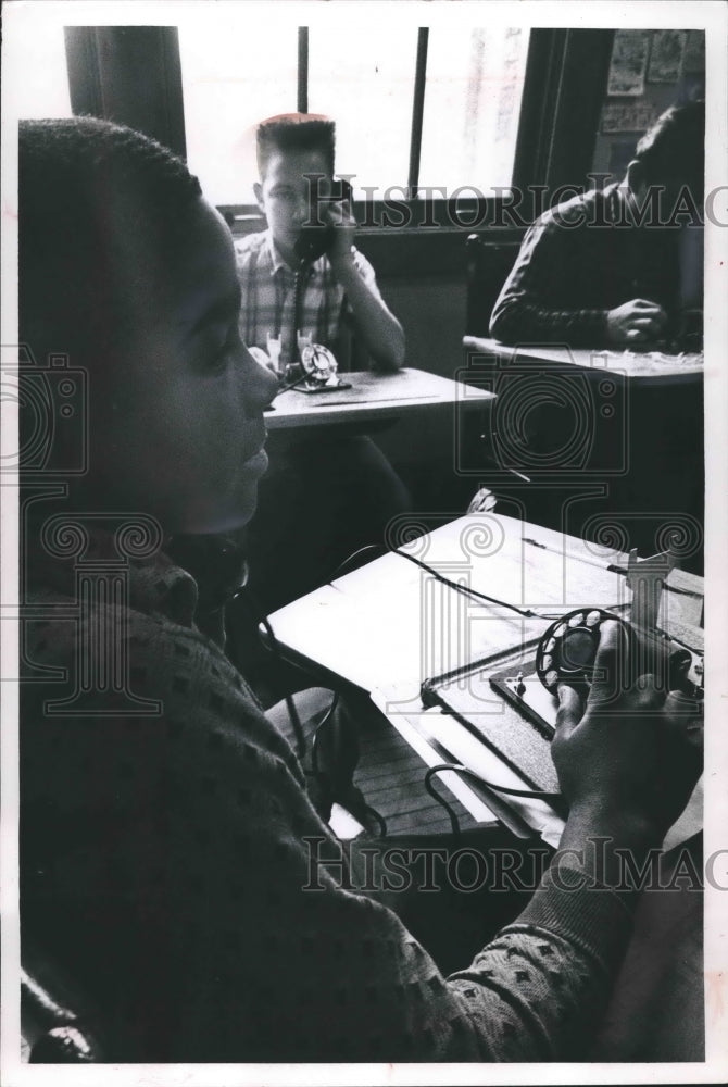 1969 Press Photo Milwaukee&#39;s Ruben Daniels &amp; James McDowell learn to use phone- Historic Images