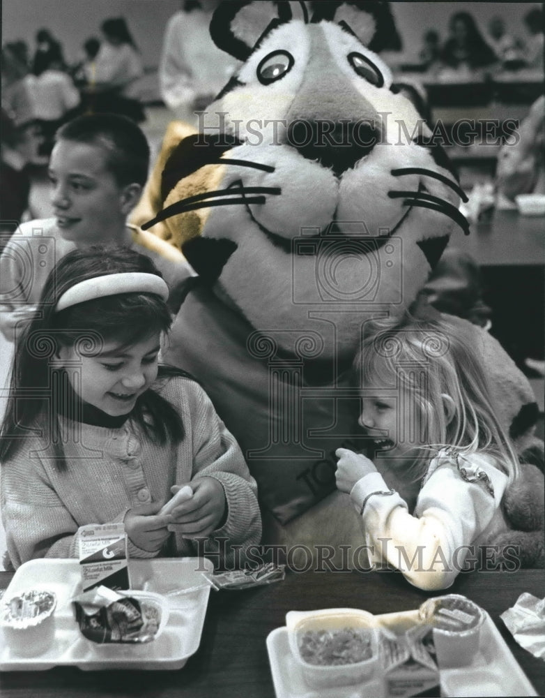 1995 Press Photo Alyssa Schaefer gets hug from Tony the Tiger, Milwaukee.- Historic Images