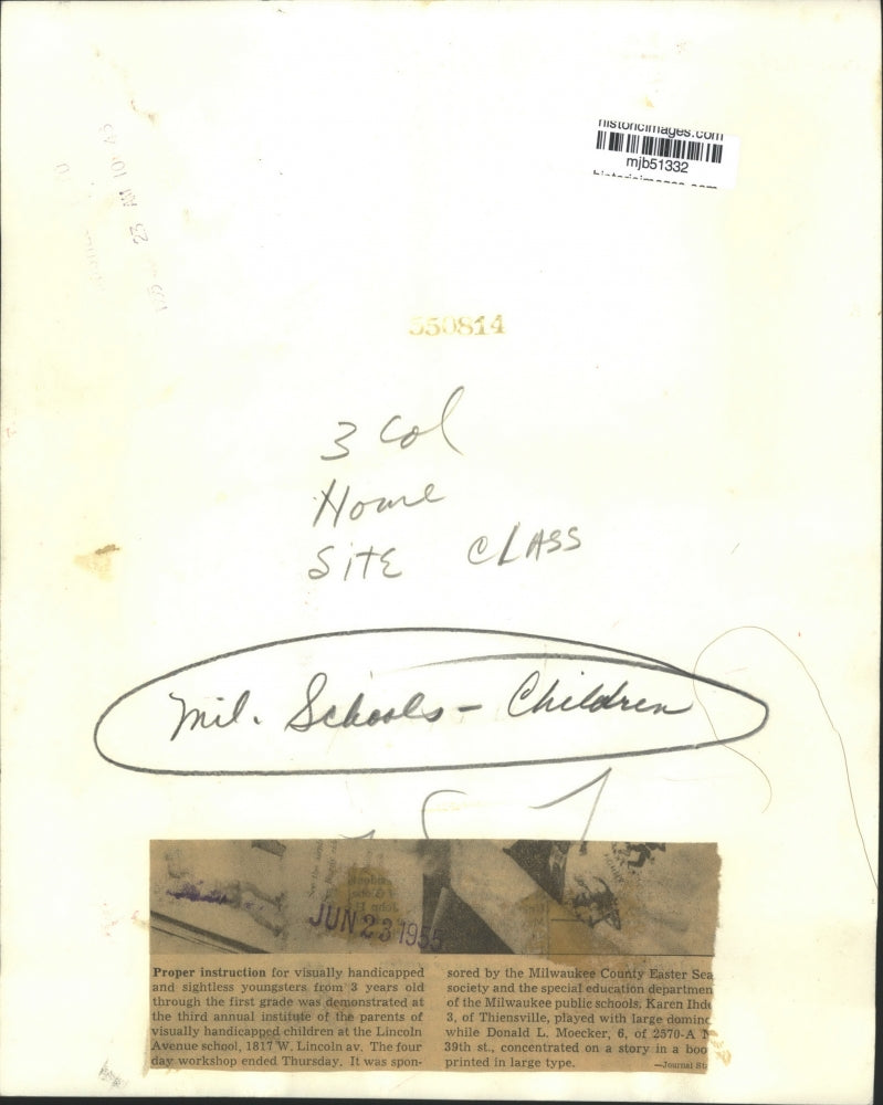 1955 Press Photo Karen Ihda plays with domino as Donald Mowcker reads, Milwaukee