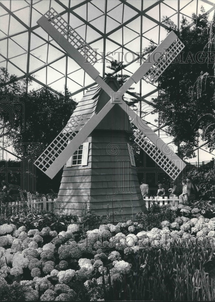 1983 Press Photo Windmill with flowers at Milwaukee&#39;s Mitchell Park Domes- Historic Images