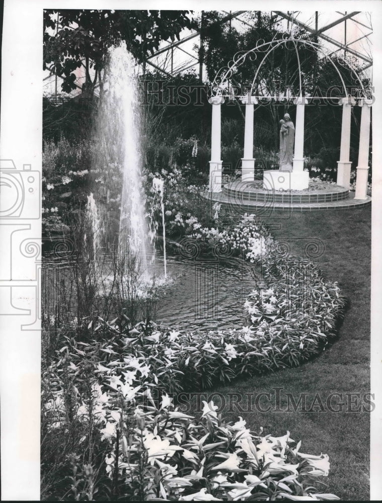 1973 Press Photo Mitchell Park Horticultural Conservatory with statue