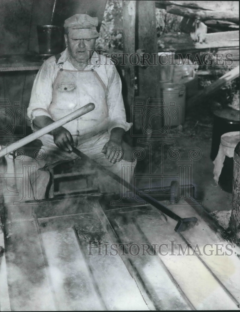 1957 Press Photo Mill worker processing sorghum into molasses- Historic Images