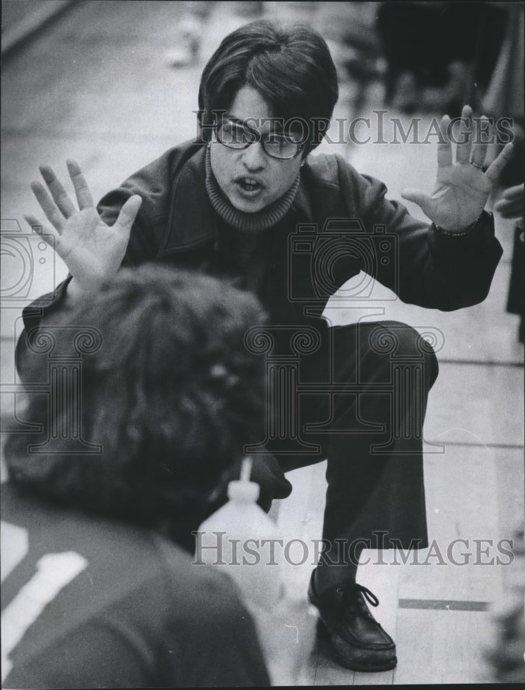 1977 Press Photo Melanie Moore Girls Basketball Coach at Pulaski High Scool- Historic Images