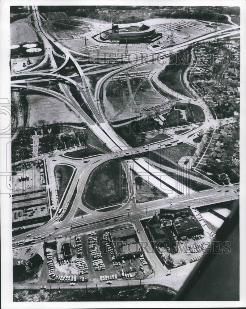 1962 Press Photo Air view, Stadium interchange along with expressway, Milwaukee.- Historic Images