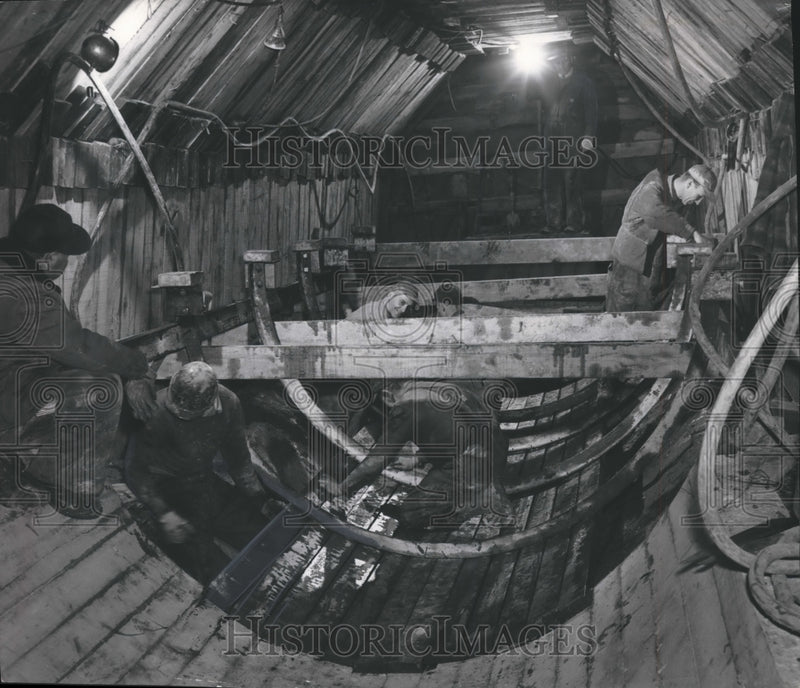 Load image into Gallery viewer, 1952 Press Photo Cement forms for laying sewer in Milwaukee. Wisconsin.
