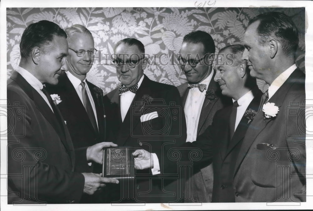 1954 Press Photo Prominent figures in the Milwaukee Association of Commerce.- Historic Images