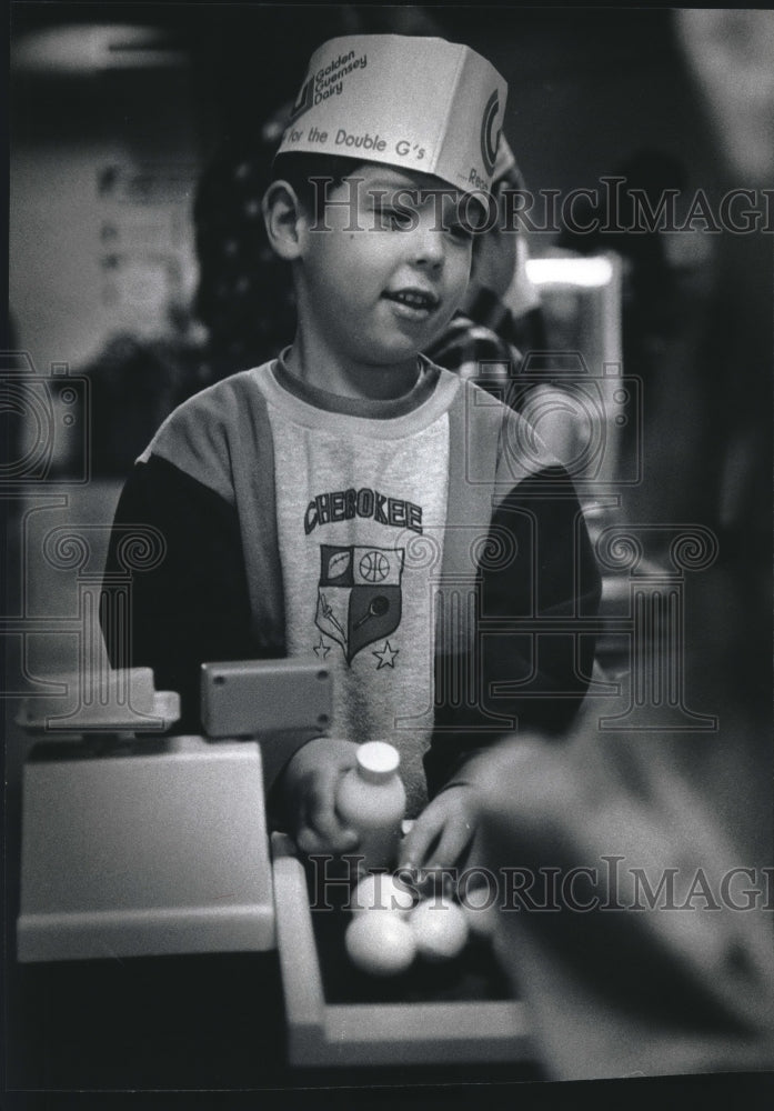 1993 Press Photo Mark Wichen plays at the Milwaukee County Zoo Dairy Complex- Historic Images