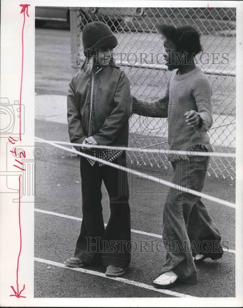 1975 Press Photo Children on the playground at Grant School in Milwaukee, Wis.