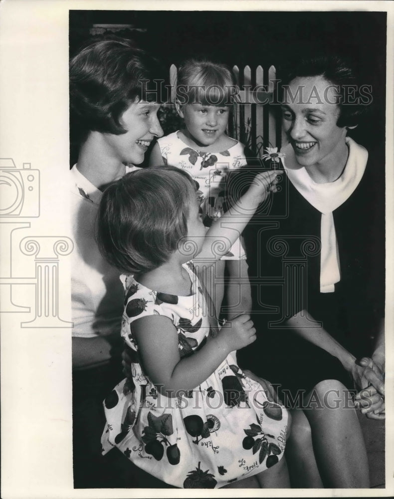 1965 Press Photo Mrs. Walter Mondale Receives Daisy From Her Niece In Wauwatosa- Historic Images