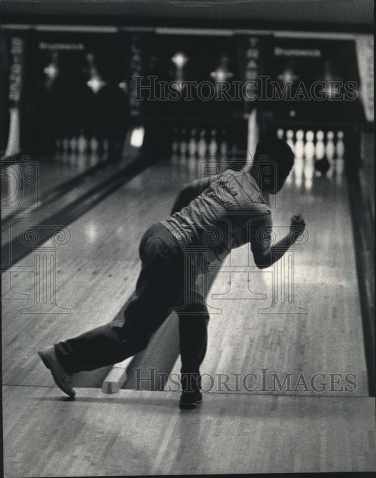 1987 Press Photo Amleto Monacelli bowls at Red Carpet Celebrity Lanes- Historic Images