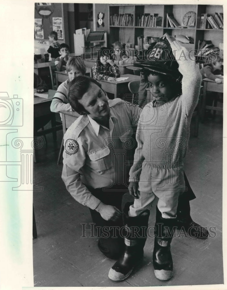 1984 Press Photo Milwaukee Fireman L Brandt &amp; Raechelle Golden, 53rd St student- Historic Images