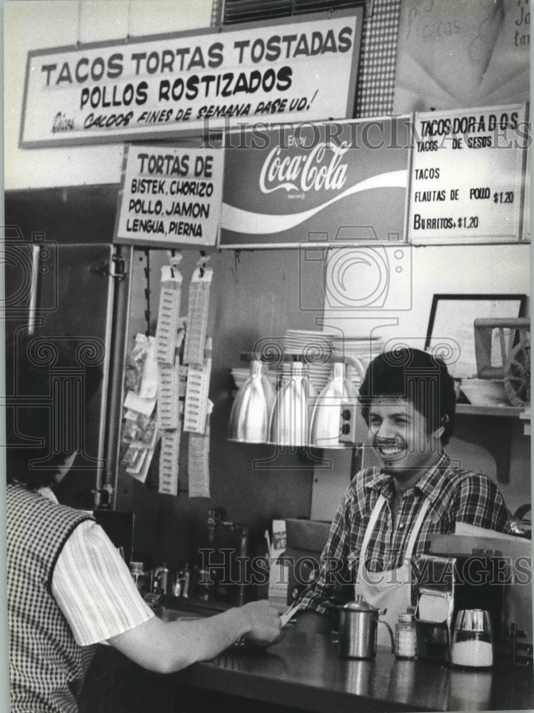 1982 Press Photo Gonzalo Castillo Cook at the Taqueria La Milwaukee, Wisconsin- Historic Images