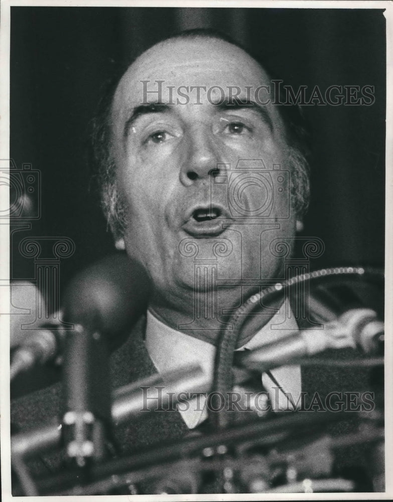 1974 Press Photo Francois Mitterrand, campaigning for presidency, Paris, France.- Historic Images